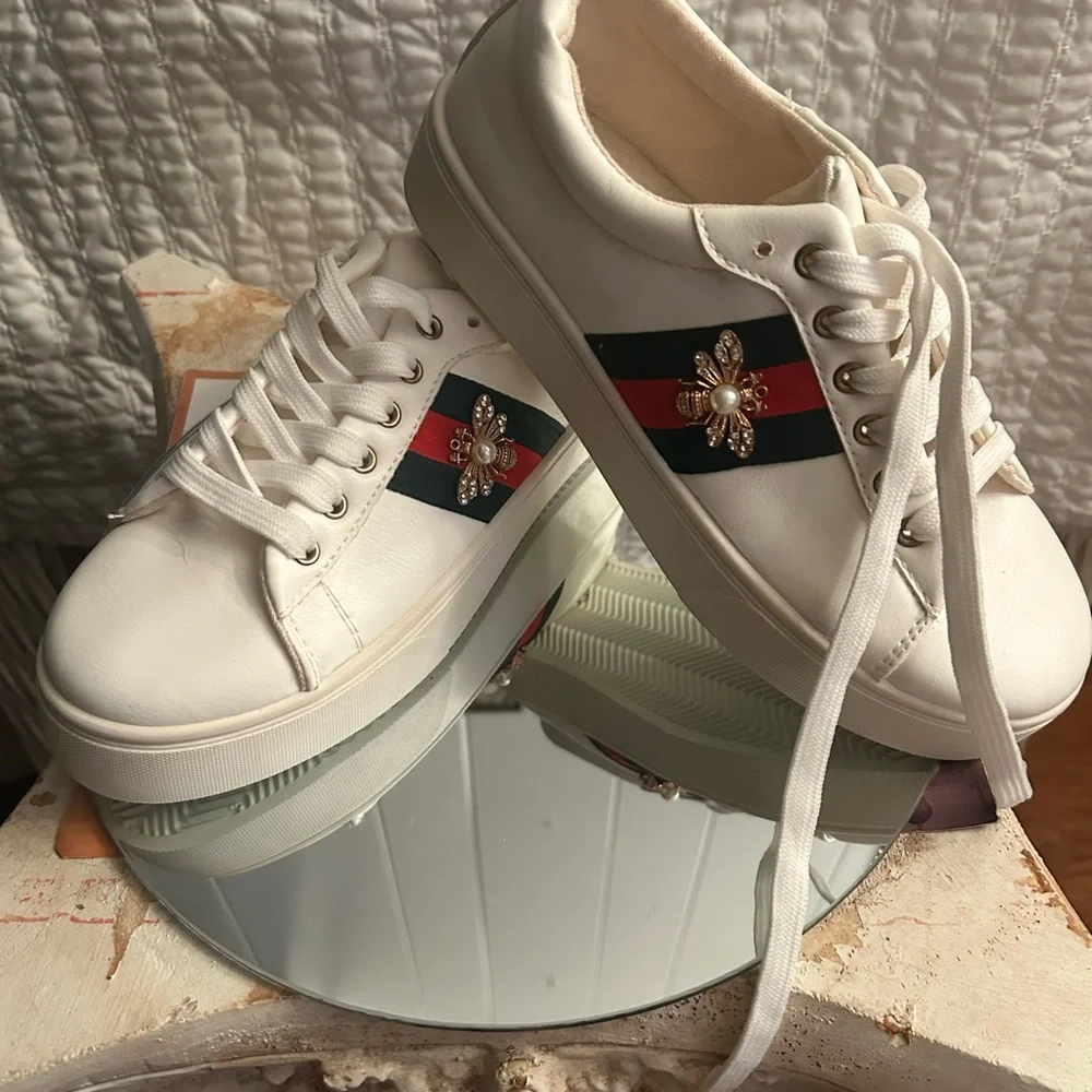White Sneakers with Embellished Bee Detail, Size 9. Looks Like faux gucci colors - Picture 2 of 6